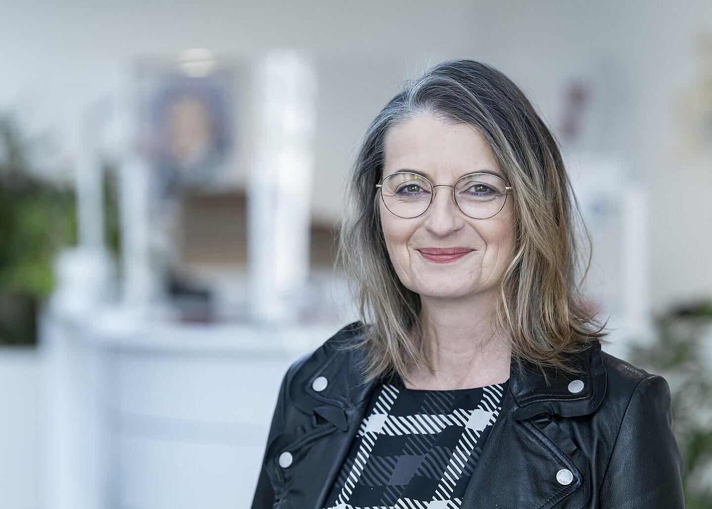 Mitarbeiterin lächelt in die Kamera