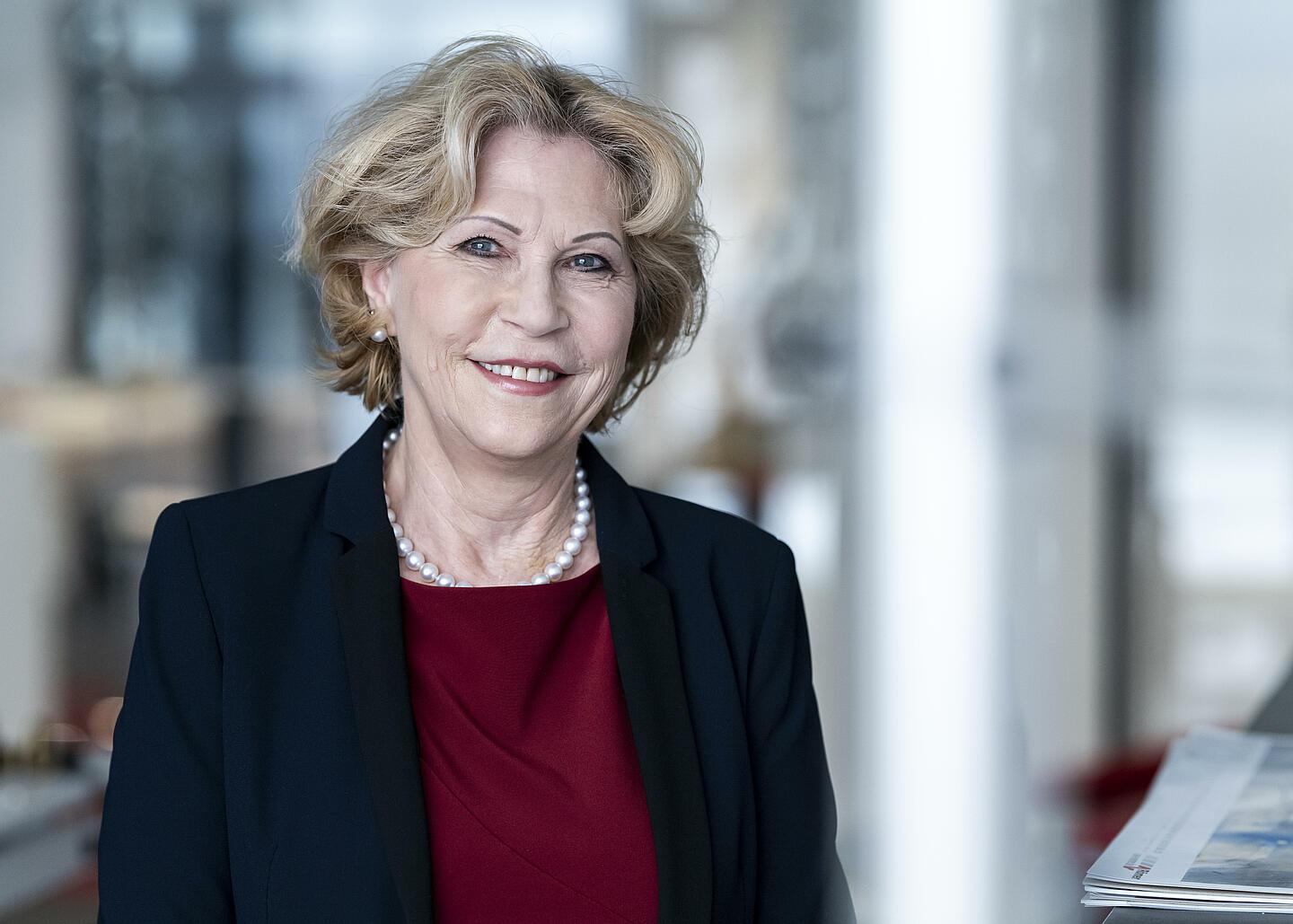 Gabriela Römer lacht in die Kamera