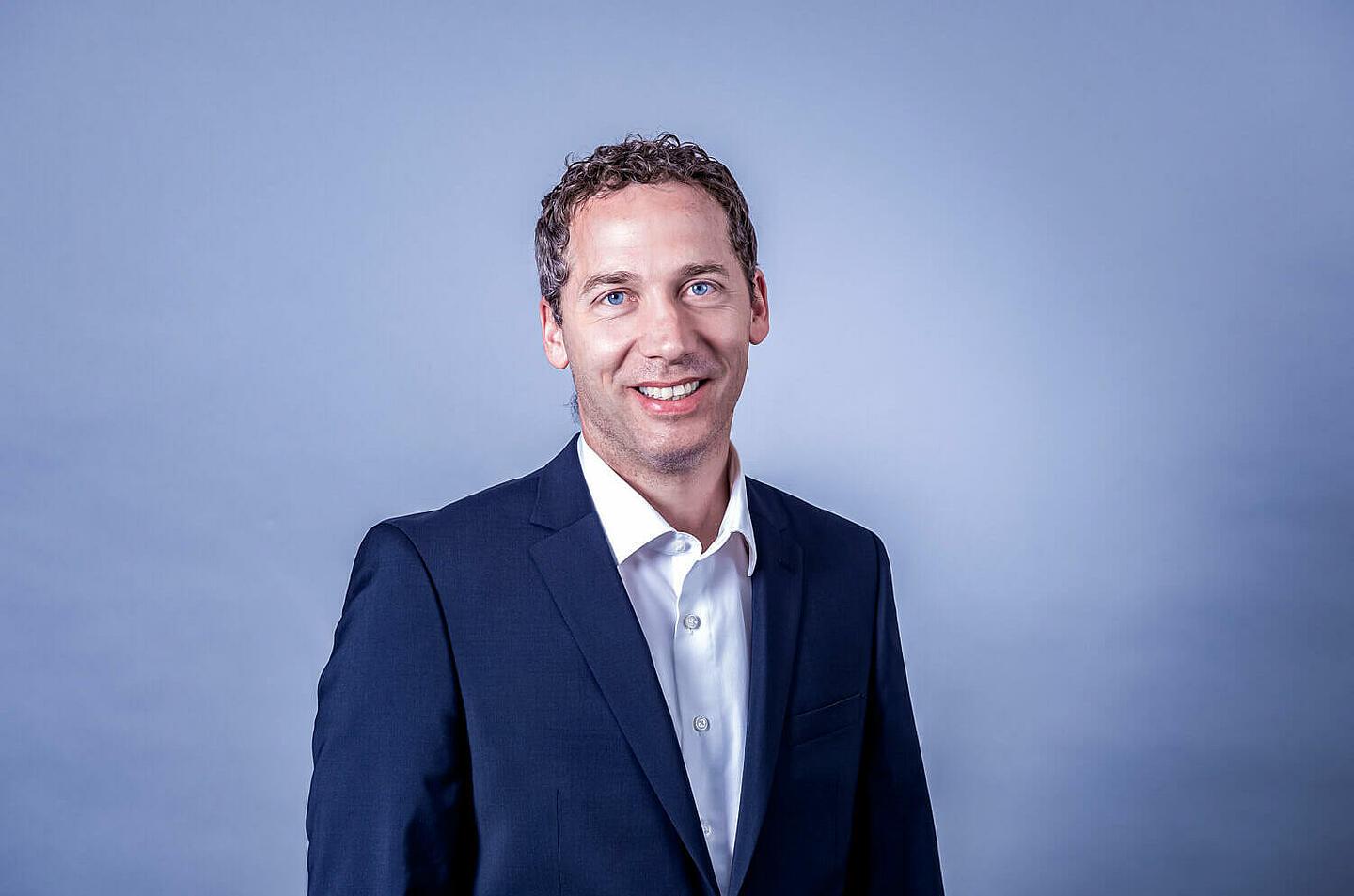Geoffrey Oury lacht in die Kamera