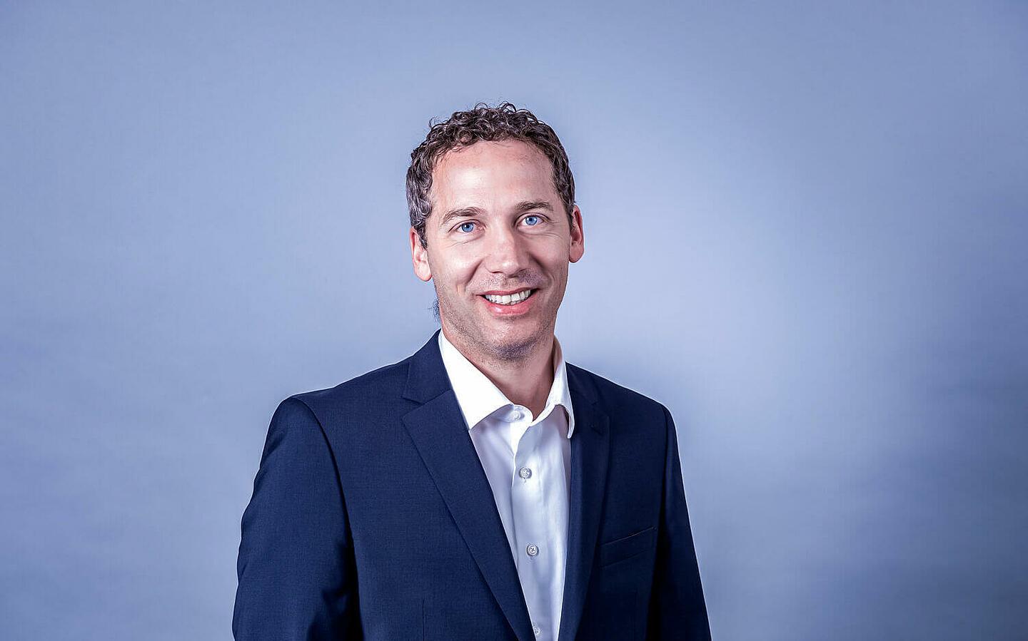 Geoffrey Oury lacht in die Kamera
