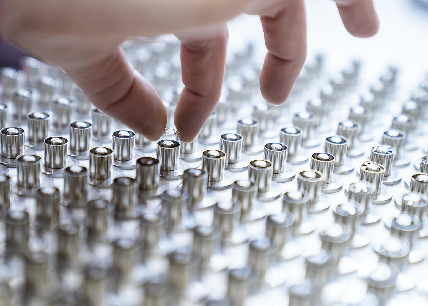 Hand die kleinen Ring auf Produkte legt