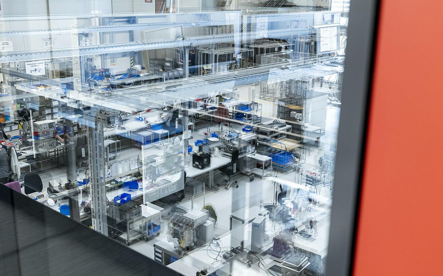 Man sieht die Montage der Firma aus einem Büro heraus von oben fotografiert